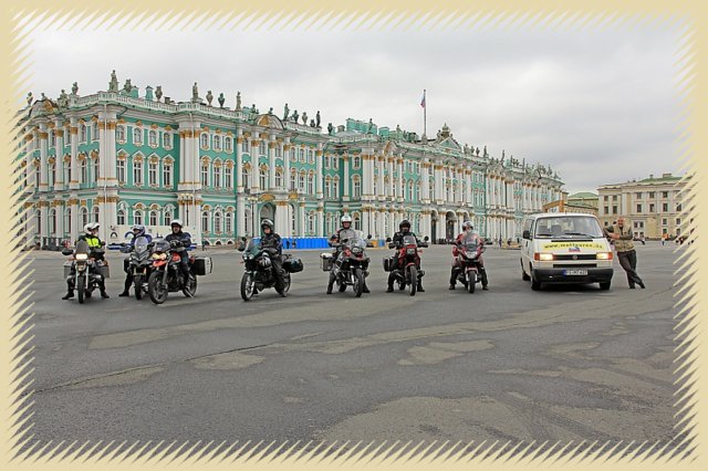 007gruppenbild_in_petersburg_vor_dem_winterpalast..jpg