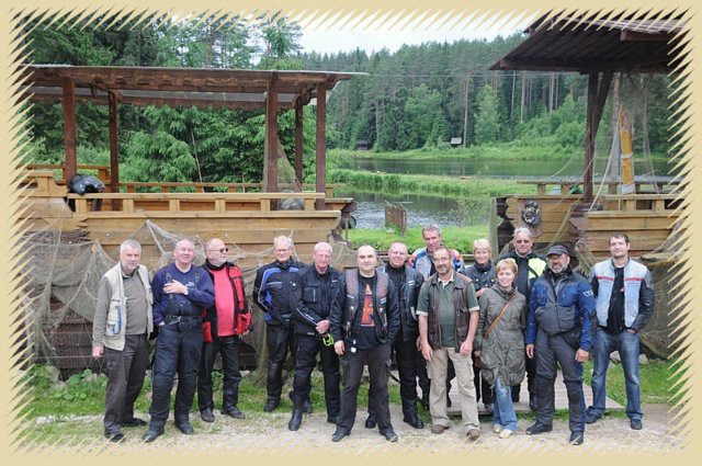 011gruppenfoto_aller_teilnehmer_dieser_tour_mit_den_waldai-bikern__deren_gast_wir_an_diesem_nachmittag_waren.jpg