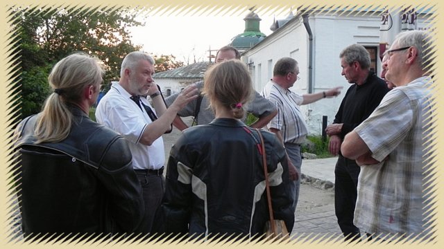 023stadtfuehrung_in_susdal_durch_mitglieder_des_motorradclub__hier_bei_der_uebersetzung..jpg