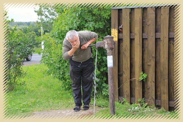 046weil_es_keine_wasserleitungen_in_den_haeusern_gibt__befinden_sich_ueberall_an_der_strassre_solche_pumpen..jpg