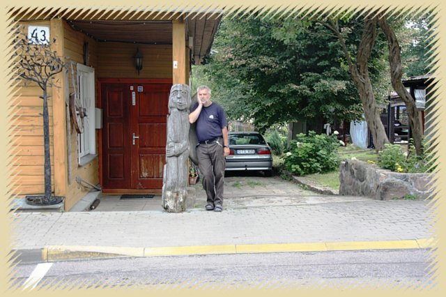 096was_nun_zwiesprache_mit_einer_holzfigur.jpg