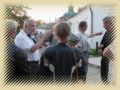 023stadtfuehrung_in_susdal_durch_mitglieder_des_motorradclub__hier_bei_der_uebersetzung..jpg